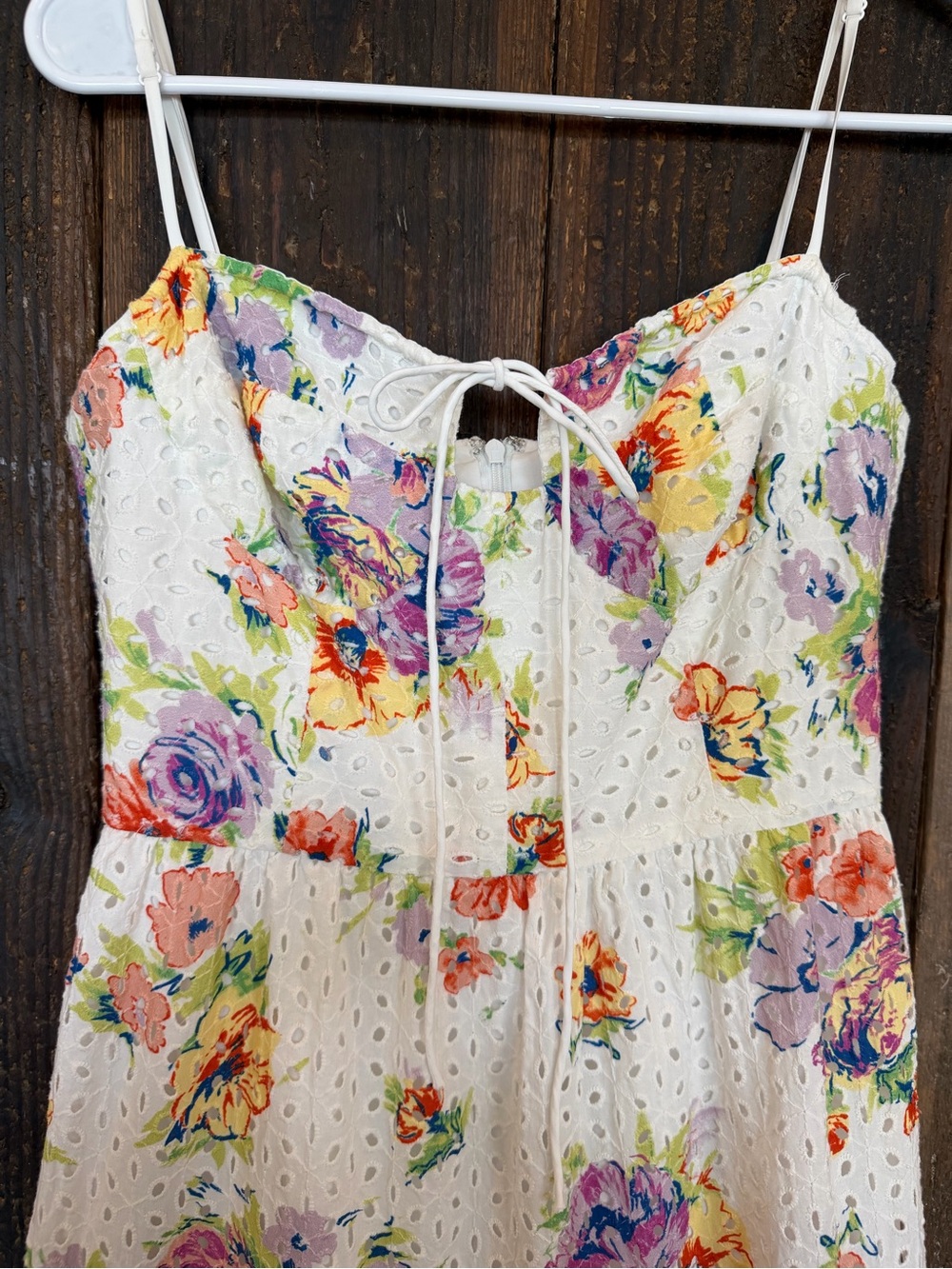 WAYF white midi dress with a colorful floral pattern and tiered skirt. - Picture 3 of 10
